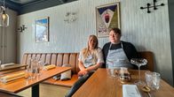 Johanna Mourujärvi ja Connor Laybourne ravintola Tapio.
