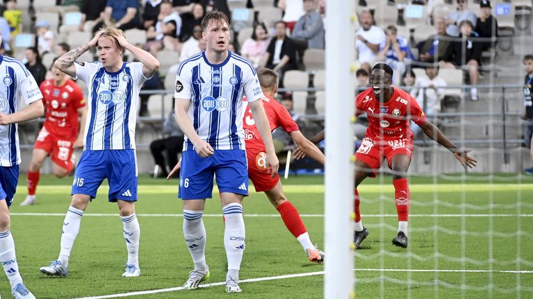 HJK:n Jere Kallinen ja Ville Tikkanen vaipuvat epätoivoon, kun Jaron pelaajat juhlivat voittomaalia Veikkausliigan ottelussa 2. heinäkuuta 2025.