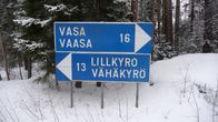Vaasan ja Vähänkyrön tieviitat lumisessa maisemassa.