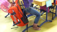 Skolväska i skolan.