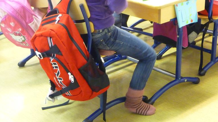 Skolväska i skolan.