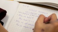 Maahanmuuttajataustaisia äitejä suomenkielen opetuksessa oppilaidensa koulussa.