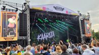 Käärijä esiintyy Vasa Festivalilla, etualalla yleisömeri.