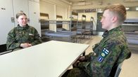 Alikersantit Aada-Linnea Häkkinen ja Veeti Myllyneva istuvat Jääkäriprikaatin yhteismajoitustuvassa Rovaniemellä.