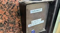 Ovipuhelimessa on teksti: "Turvakoti, ei hotelli".