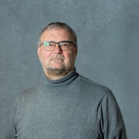 Silmälasipäinen mies.