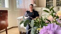 Palkittu äiti Leena Kytölä istuu kotisohvalla Laukaassa.