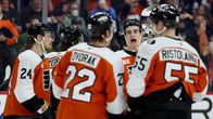 Rasmus Ristolainen och hans klubbkompisar firar Philadelphias seger över Boston.