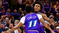  Utah Jazzin Mike Conley ja Collin Sexton tuulettavat.