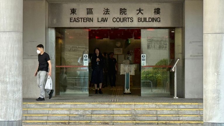 Hongkongin itäisen käräjäoikeuden eli Eastern Magistrates' Courtin sisäänkäynti, jossa on mm. NewNew Polar Bearin kapteenin oikeudenkäynti.
