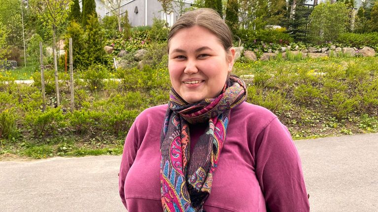 Jessica Tunn står ute på gården.