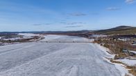 Keväinen Tornionjoki ja joen ylittävä silta, kuvan toisella laidalla Suomi ja toisella Ruotsi.