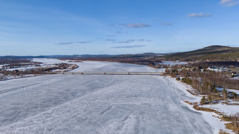 Keväinen Tornionjoki ja joen ylittävä silta, kuvan toisella laidalla Suomi ja toisella Ruotsi.