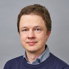 Mies katsoo kameraan.