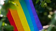 Sateenkaarilippu puistossa Helsinki Pride 2021 -viikolla.