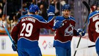 Jääkiekkoilija Artturi Lehkonen juhlii maalia joukkuetoverinsa Nathan MacKinnonin kanssa.