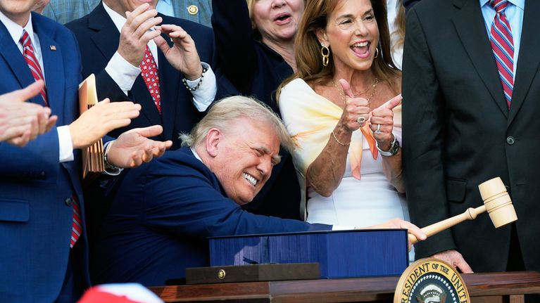 Donald Trump hyväksyi Big Beautiful Bill -nimellä tunnetun lakipaketin 4. heinäkuuta 2025.