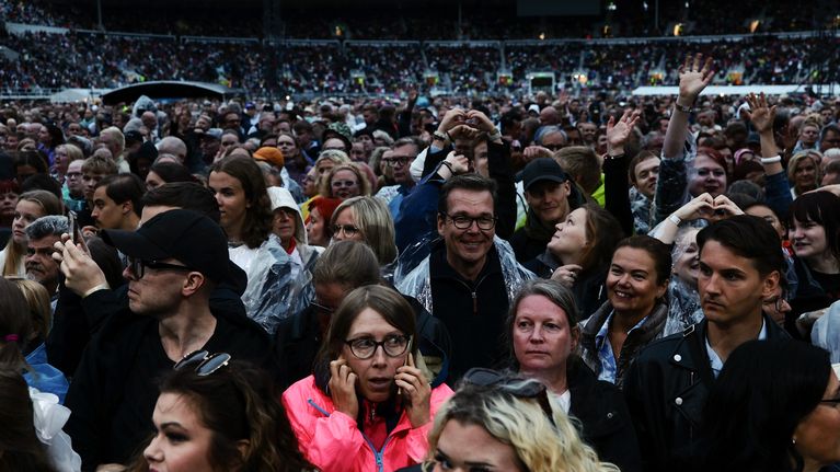 Yleisö odottaa Katri Helenan esiintymistä Olympiastadionilla 16.08.2025.