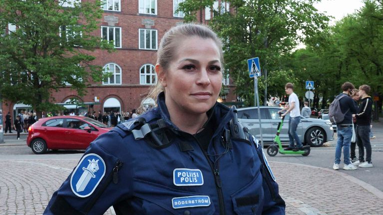 Michela Söderström poliisin univormussa katsoo kameraan.