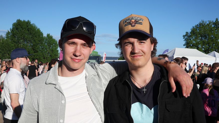 Kaapo ja Christofer poseeraavat kameralle lippalakit päässä.
