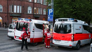 Suomen Punaisen Ristin autoja ja henkilökuntaa.