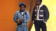 Kendrick Lamar lavalla Grammy-palkinnon kanssa.