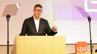 Puheenjohtaja Antti Lindtman SDP:n puoluevaltuuston kokouksessa.