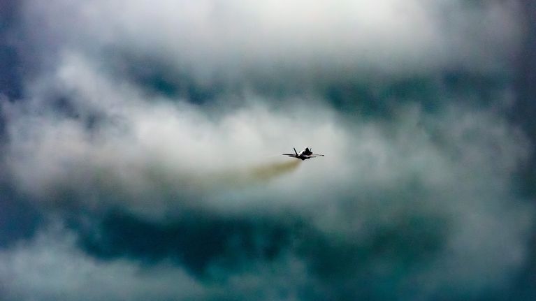  F-35 hävittäjä ilmassa.