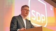Puheenjohtaja Antti Lindtman SDP:n puoluevaltuuston kokouksessa.