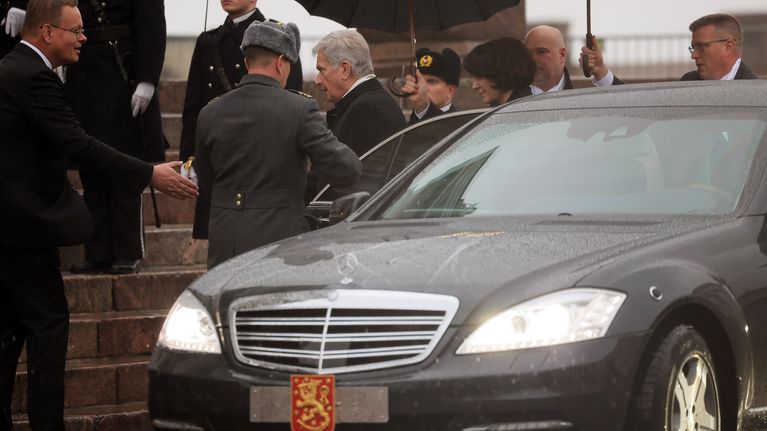 Tasavallan presidentti Sauli Niinistö saapumassa Tuomiokirkkoon.