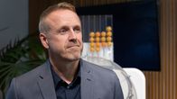 Veikkauksen Mikko Lahti ei katso kameraan.