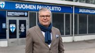 Palloliiton puheenjohtaja Ari Lahti seisoo Palloliiton toimiston ulkopuolella Helsingissä.