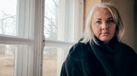 Tanja Heikka istuu Pitkäniemen kivisellä ikkunalaudalla.