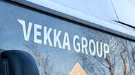 Lähikuva Vekka Group -tekstistä bussin ikkunassa.