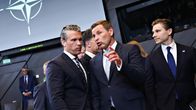 Estlands försvarsminister Hanno Pevkur och USA:s försvarsminister Pete Hegseth står och diskuterar. Finlands försvarsminister Antti Häkkänen intill Pevkor. 