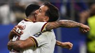 Mikel Oyarzabal ja Pedro Porro tuulettavat Espanjan maalia jalkapallon MM-kisoissa.