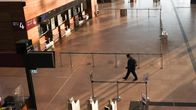 Yksi ihminen kävelee Berliini-Brandenburgin lentoasemalla.