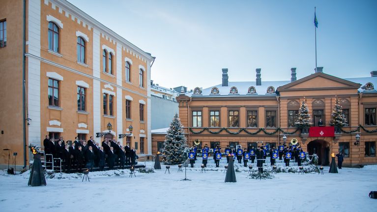 Joulurauhan julistus Turun Brinkkalan talosta jouluaattona 2021. Näkymä Brinkkalan taloa kohti.