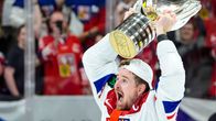 Roman Cervenka nostaa pokaalia, kun Tšekki voitti MM-kultaa 2024 Prahassa.