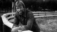 Chuck Norris mustavalkoisessa kuvassa.