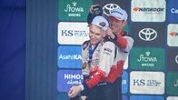 Elfyn Evans kaataa kuohujuomaa Sami Pajarin niskaan. 