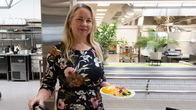 Ulla Malminen tutustuu, salaatti pöytään.