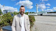 Seinäjoen kaupunginjohtaja Jaakko Kiiskilä seisoo vaaleassa kesätakissaan, taustalla Lakeuden RIsti.