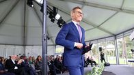Alexander Stubb seisoo ulkoteltassa yleisön edessä.