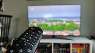 Kaukosäädin osoittaa televisiota kohti.