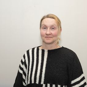 Nainen mustavalkearaidallisessa paidassa 