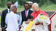 Paavi Leo XIV tervehtii Guinean presidentti Teodoro Obiang Nguema Mbasogoa.
