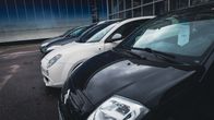 Käytettyjä autoja autoliikkeen pihalla.