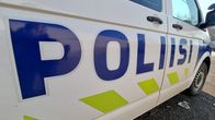 Valkoinen poliisiauto Imatran poliisiaseman pihalla.