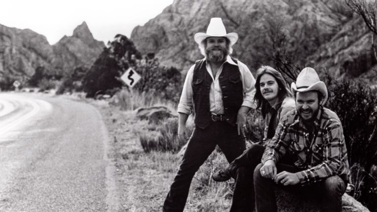ZZ Top poseeraa tien reunassa. Arkistokuva dokumenttielokuvasta ZZ Top: That Little Ol' Band from Texas